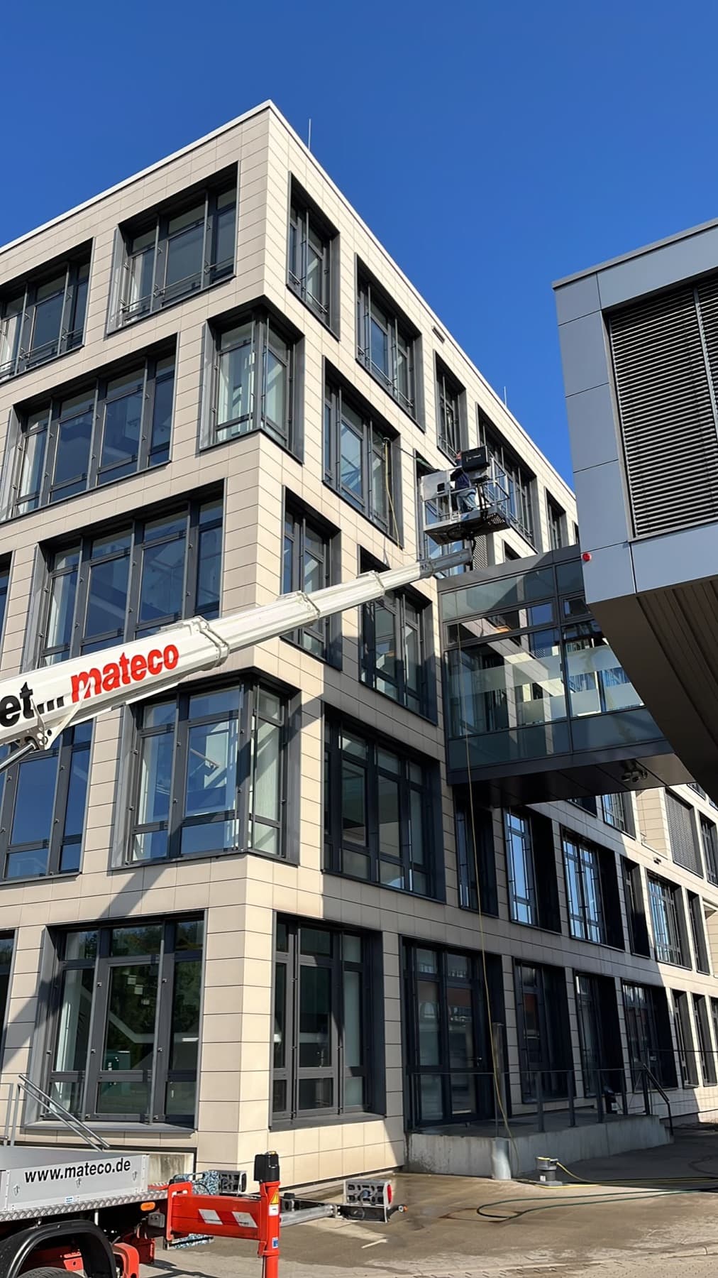 Glasfassade über mehrere Etagen, Fassadenreinigung